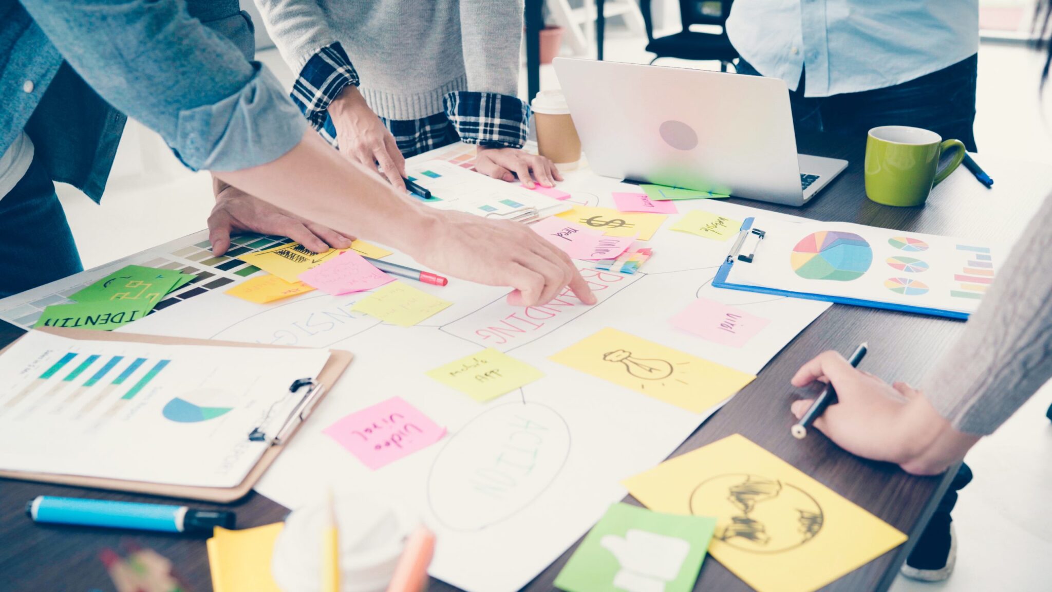 Workshop bei dem etwas anhand von Post-Its erarbeitet wird.